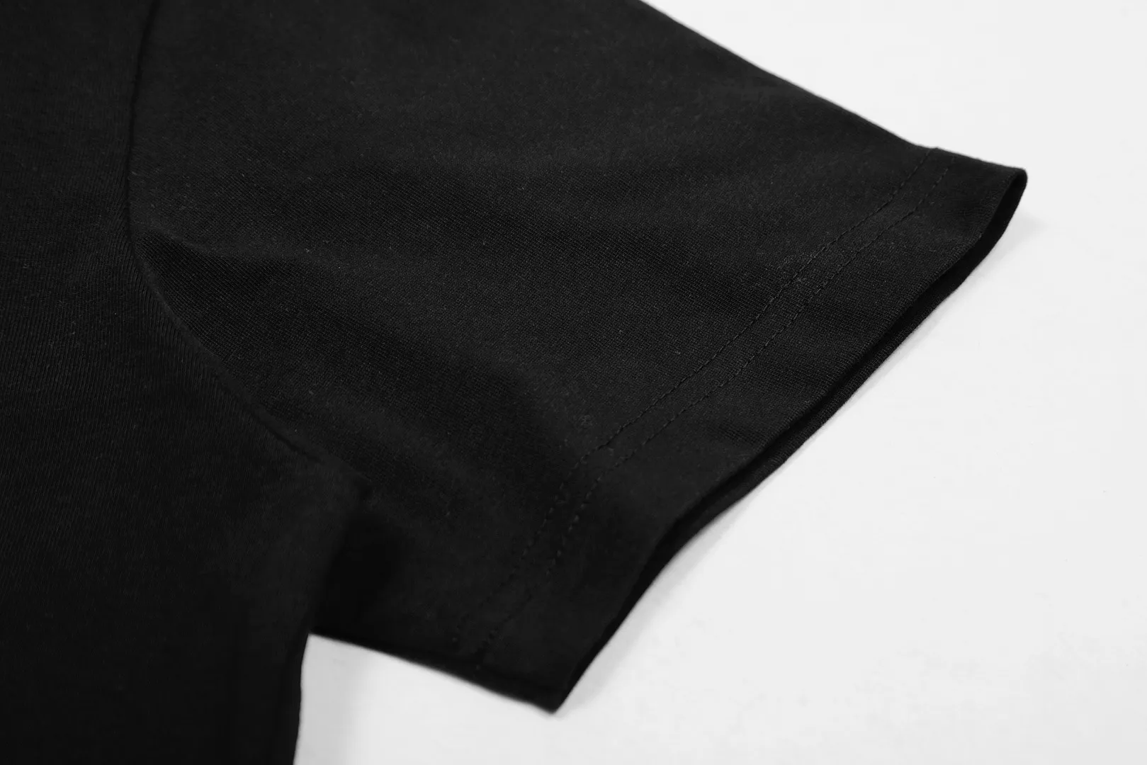 vivienne west wood The Queen Mother of the West Vivienne Saturn Embroidered Short Sleeve VIVI 157# "Exclusive Style" The new fabrics have been washed twice at high temperature + water. It is the only one in the entire network that achieves 0 shrinkage. The Solona thread is arranged. The threaded neckline does not deform. It is tight and dense. Welcome to compare. The entire series of correct accessories. Every detail is completely restored and can be stretched directly.
